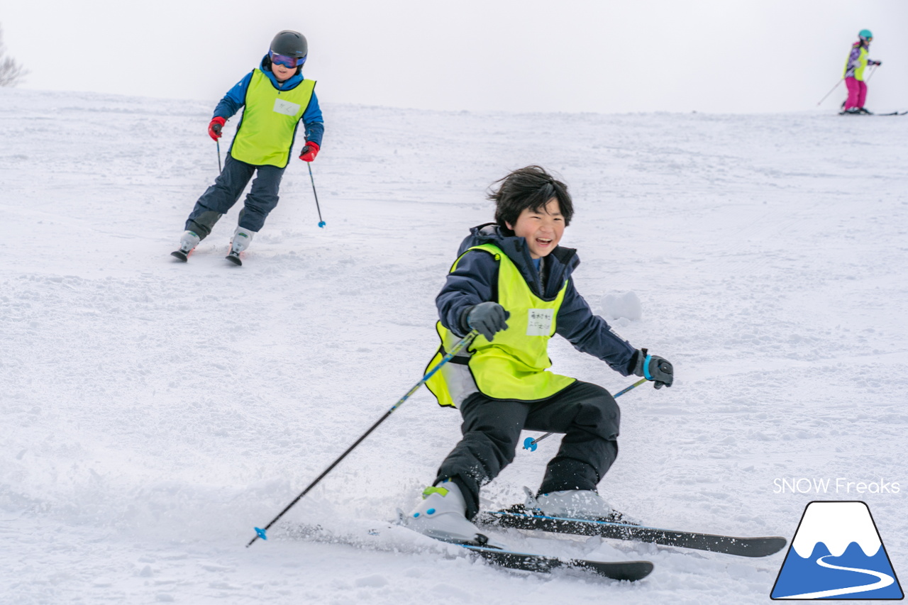 井山敬介さんと秋元日菜子さんのコンビは今年も健在！さらに、サプライズゲストも登場？！憧れのスキーヤーと一緒に雪と戯れ、『いちえ』の美味しいランチをいただく…。夢のようなイベント。めもるホールディングス presents プロスキーヤー・井山敬介さんと行く｜ダイナスティスキーリゾート